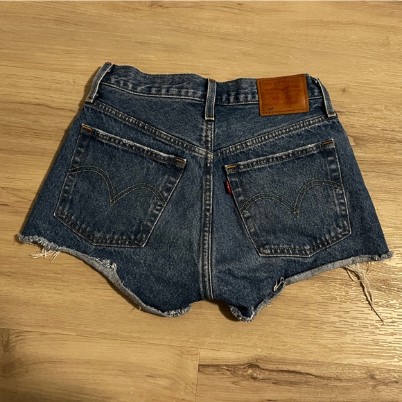 Levi’s 501 Dark Wash Denim Shorts - Picture 2 of 4